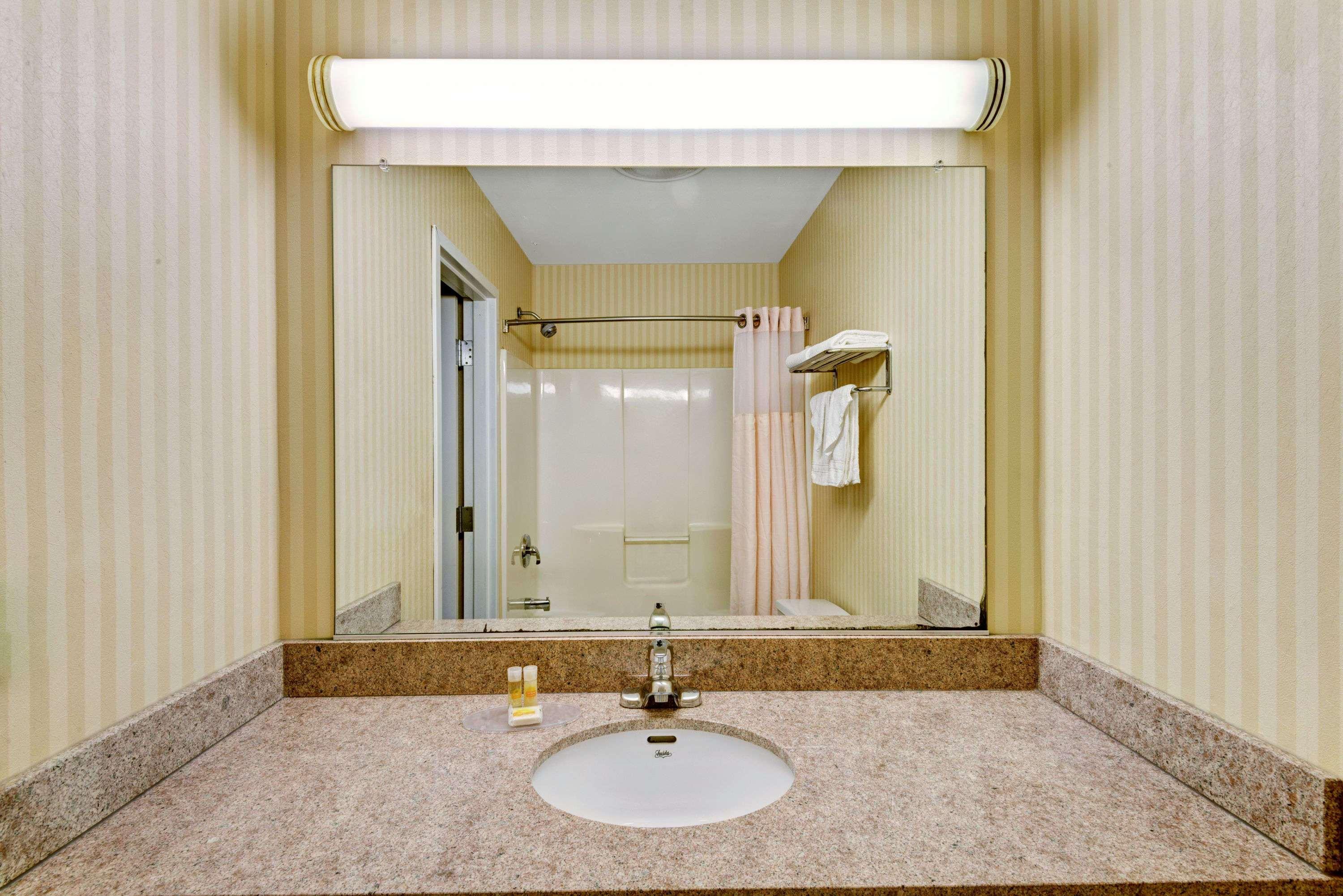 Econo Lodge Bethel - Danbury Bagian luar foto