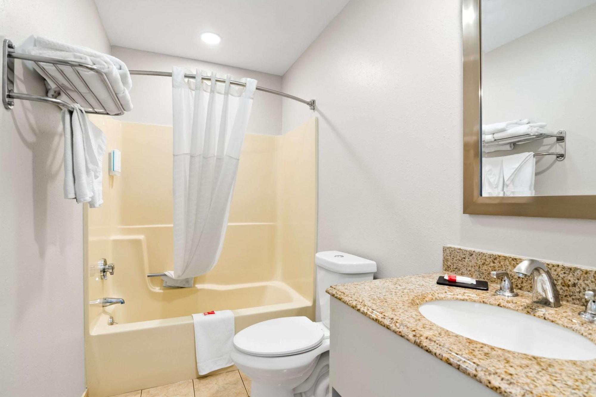 Econo Lodge Bethel - Danbury Bagian luar foto