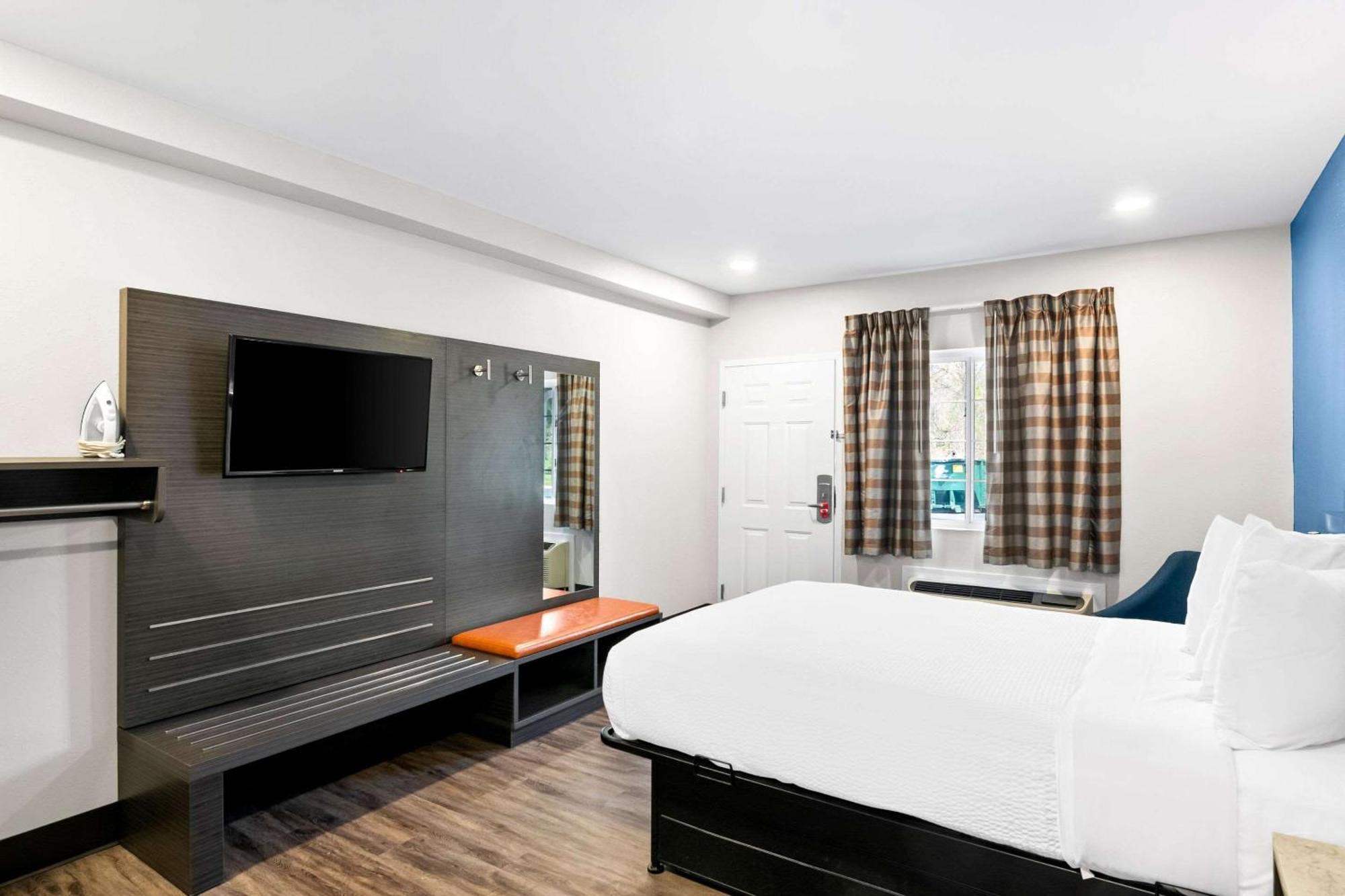 Econo Lodge Bethel - Danbury Bagian luar foto