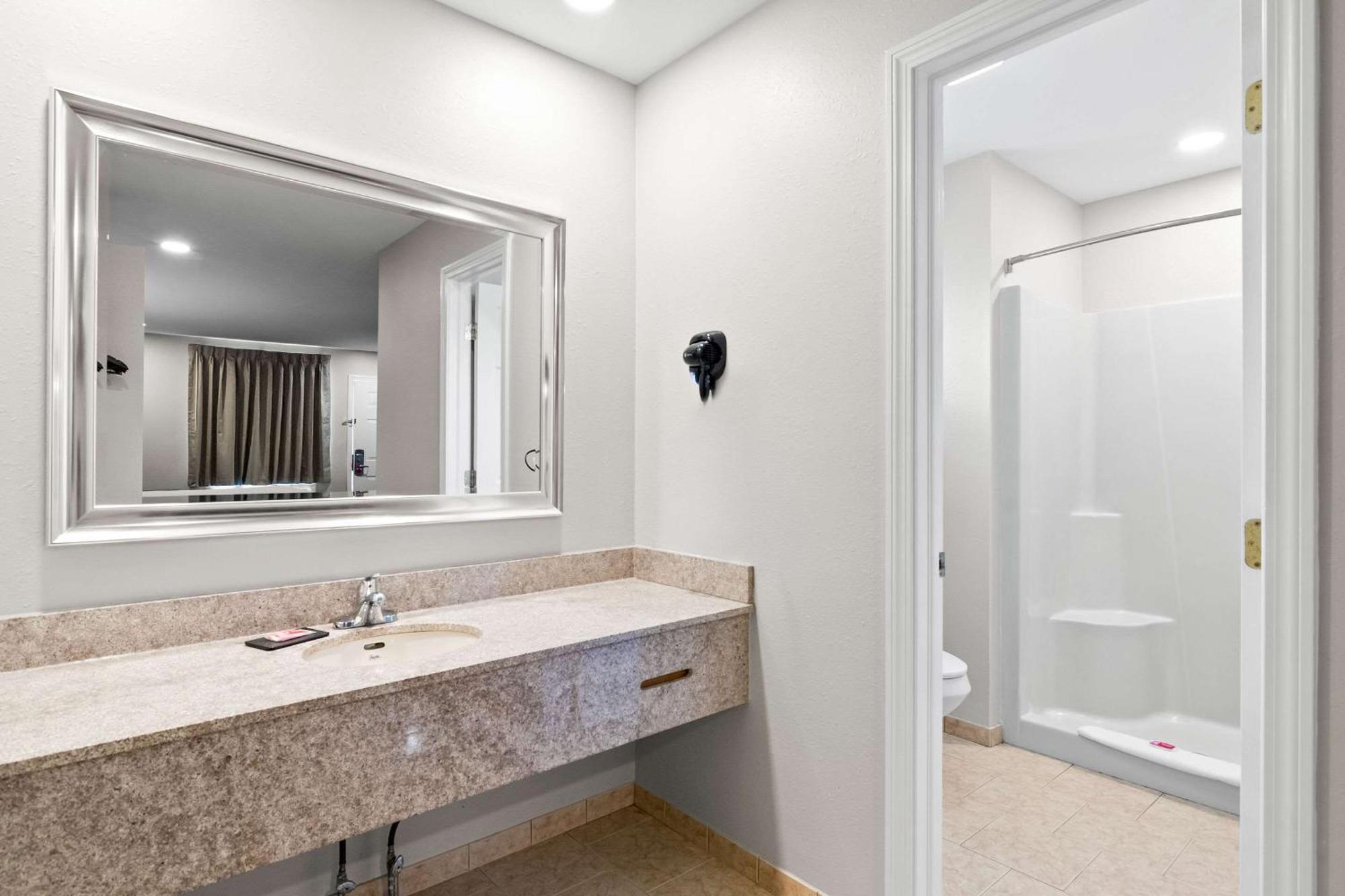 Econo Lodge Bethel - Danbury Bagian luar foto